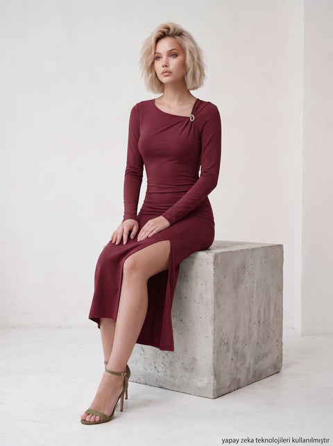 Bordo Micro Metal Aksesuarlı Yan Yırtmaçlı Midi Boy Elbise