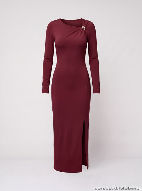 Bordo Micro Metal Aksesuarlı Yan Yırtmaçlı Midi Boy Elbise