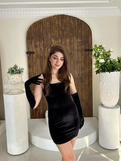Eldivenli Kadife Mini Kare Yaka Elbise