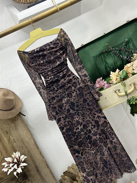Likralı Tül Şifon Kumaş Leopar Desen Madonna Yaka Elbise